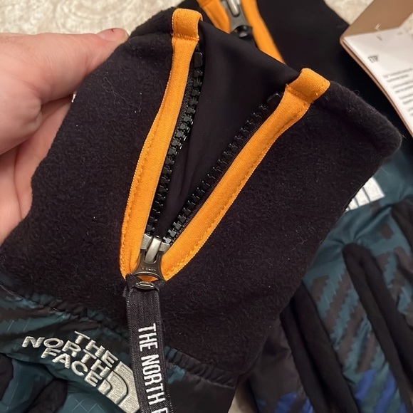Brand New The North Face Denali ETip Touchscreen Gloves Zippered Black Plaid - Picture 6 of 13